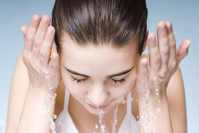 连敏感肌肤都能用的美容水，我第一个推荐它-还原水
